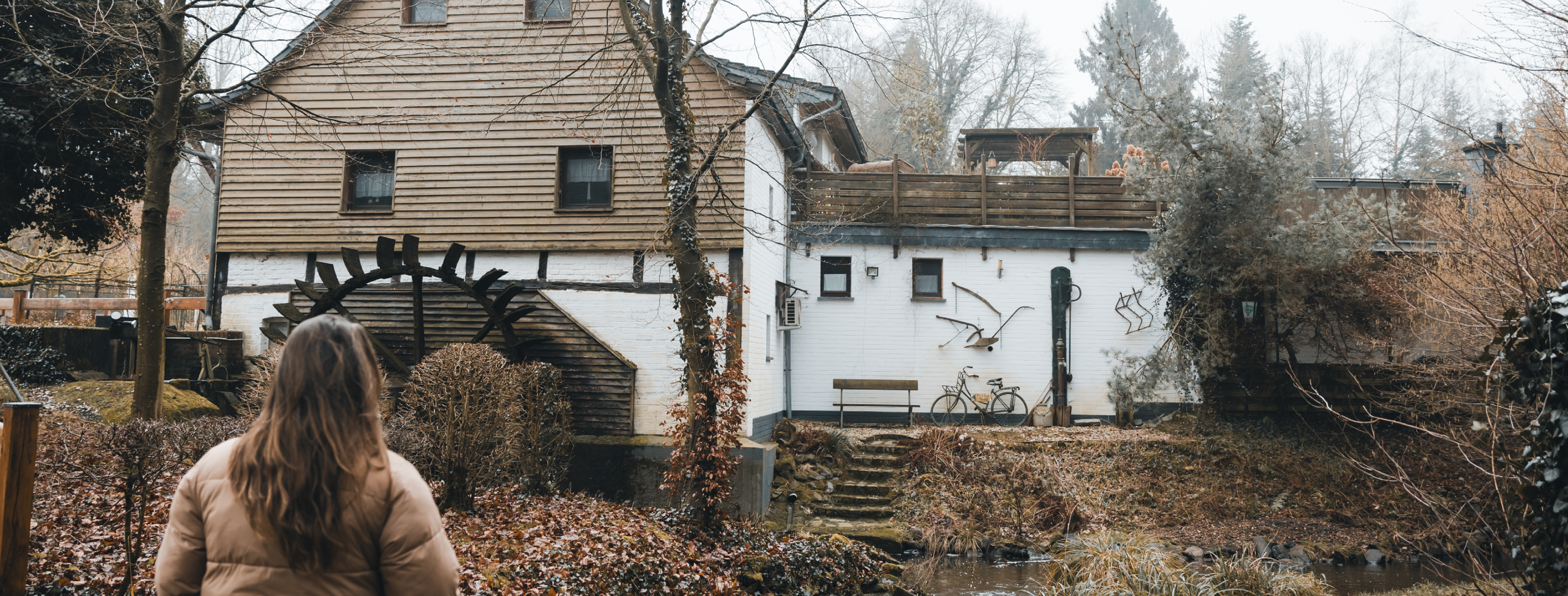 Persoon kijkt naar de Dalheimer Mühle in de Meinweg