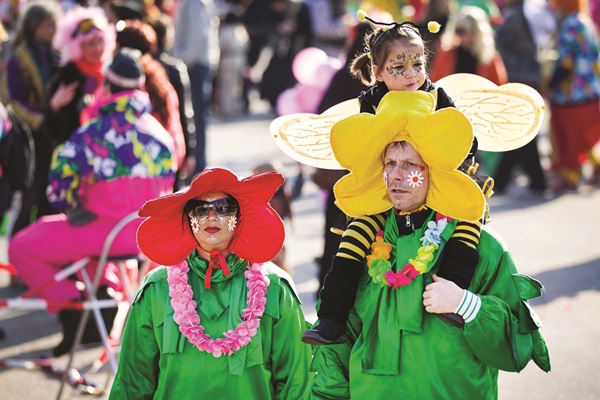 gezin kijkt naar de carnavalsoptocht in het Hart van Limburg