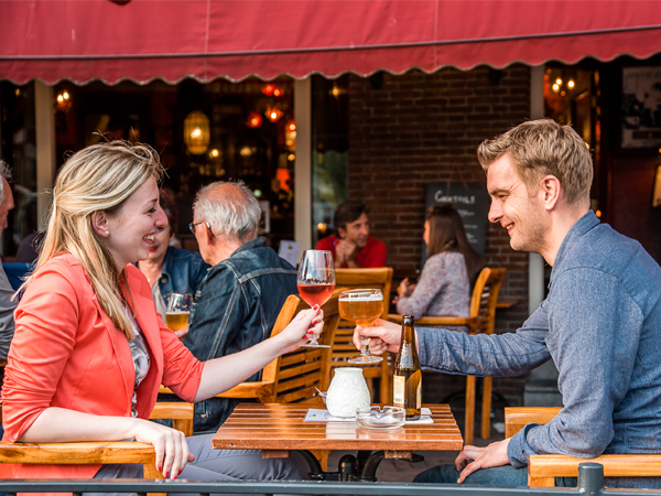 Samen een drankje drinken op het terras