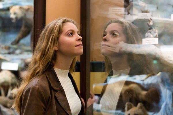 Vrouw kijkt naar de tentoonstelling in het Missiemuseum in Steyl