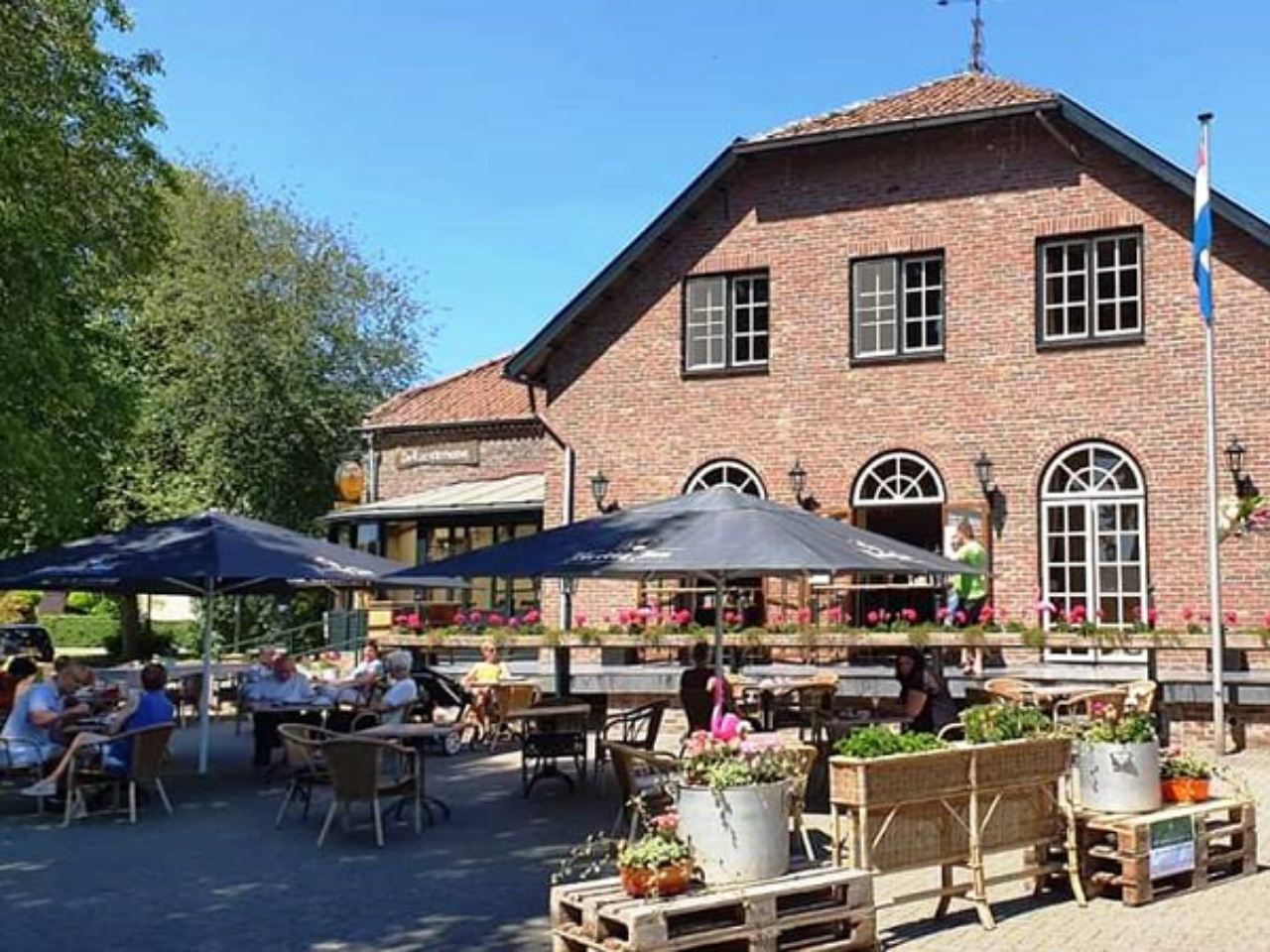 Terras voorkant Roosterhoeve
