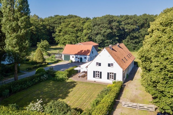 Het vakantiehuis van Beaujean Vacances ligt prachtig verscholen in het mooie landschap van de gemeente Roerdalen