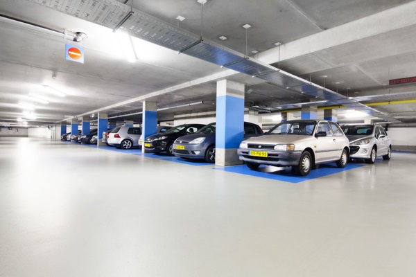 Auto's staan geparkeerd in een parkeergarage in Weert