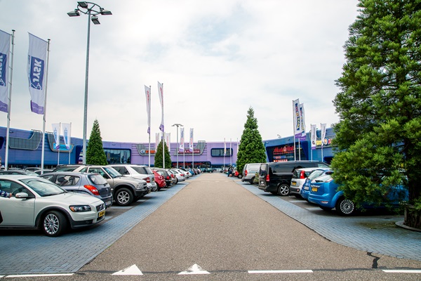 Weg die leidt naar het Retailpark Roermond