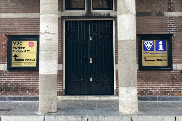 Eingang zum Museum W und VVV-Inspirationspunkt Weert