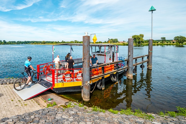 Fietsers gaan het fietsveer op